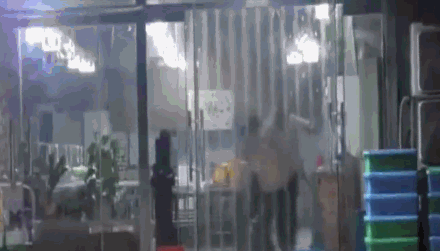 【每日平安157】警局耍酒疯男子门口疯狂脱衣,游乐场插队打人警方跨省抓获